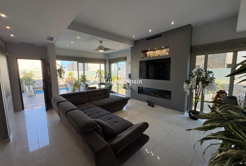 Resale - Villa -
ORIHUELA COSTA - VILLAMARTÍN