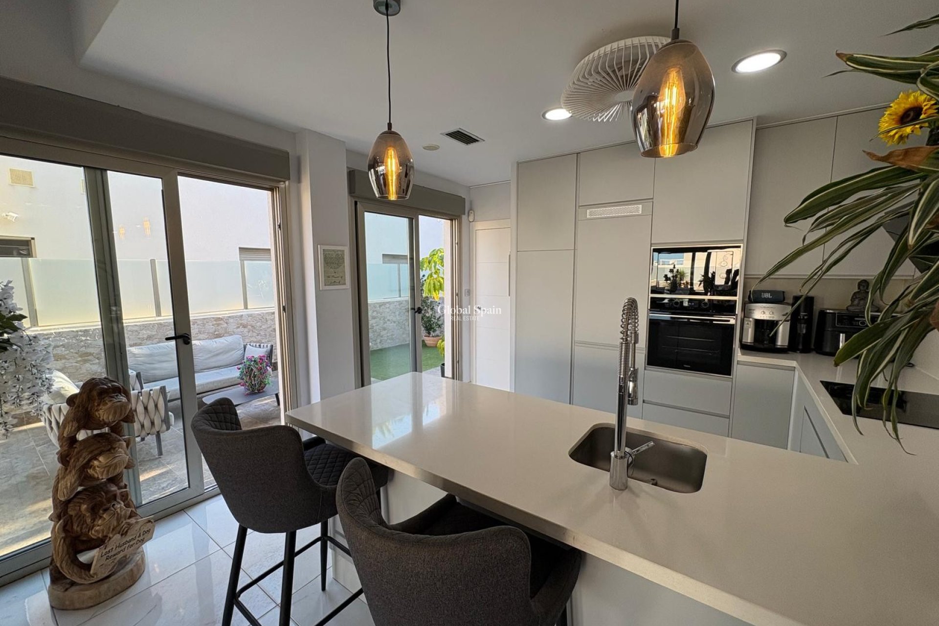 Resale - Villa -
ORIHUELA COSTA - VILLAMARTÍN