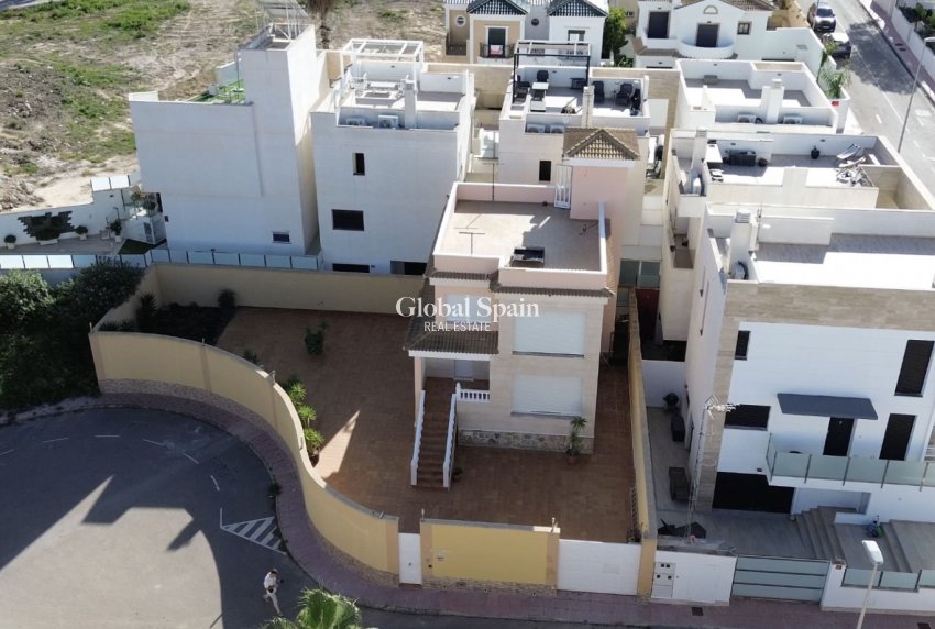 Resale - Villa -
ORIHUELA COSTA - VILLAMARTÍN