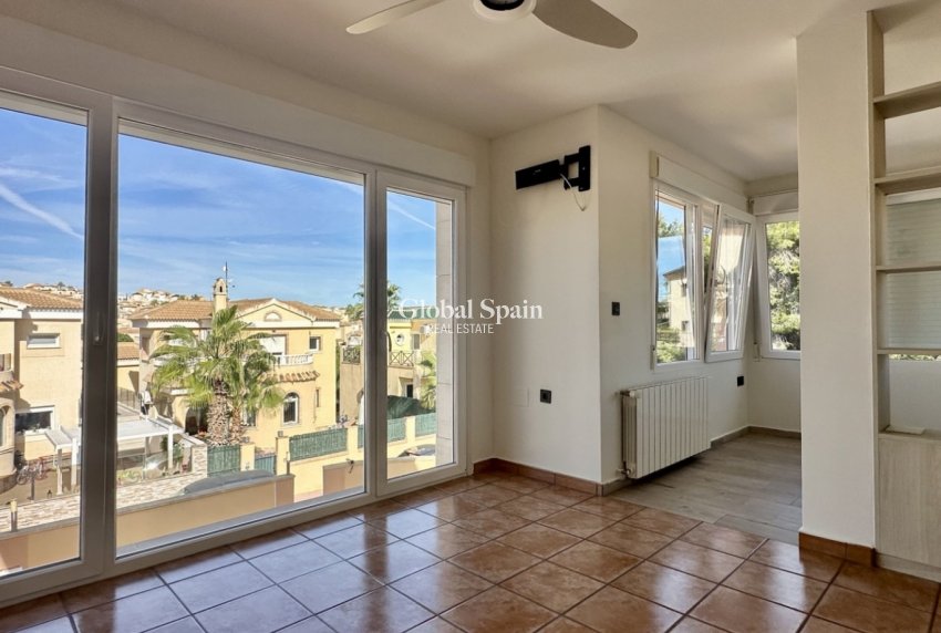 Resale - Villa -
ORIHUELA COSTA - VILLAMARTÍN