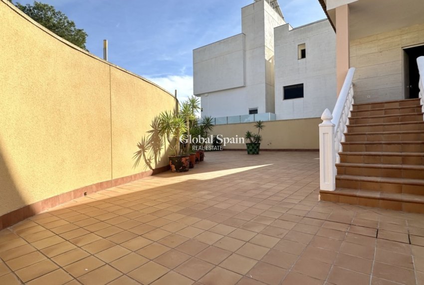 Resale - Villa -
ORIHUELA COSTA - VILLAMARTÍN