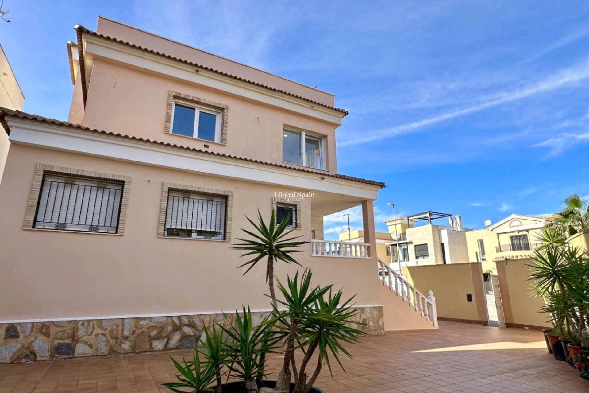 Resale - Villa -
ORIHUELA COSTA - VILLAMARTÍN