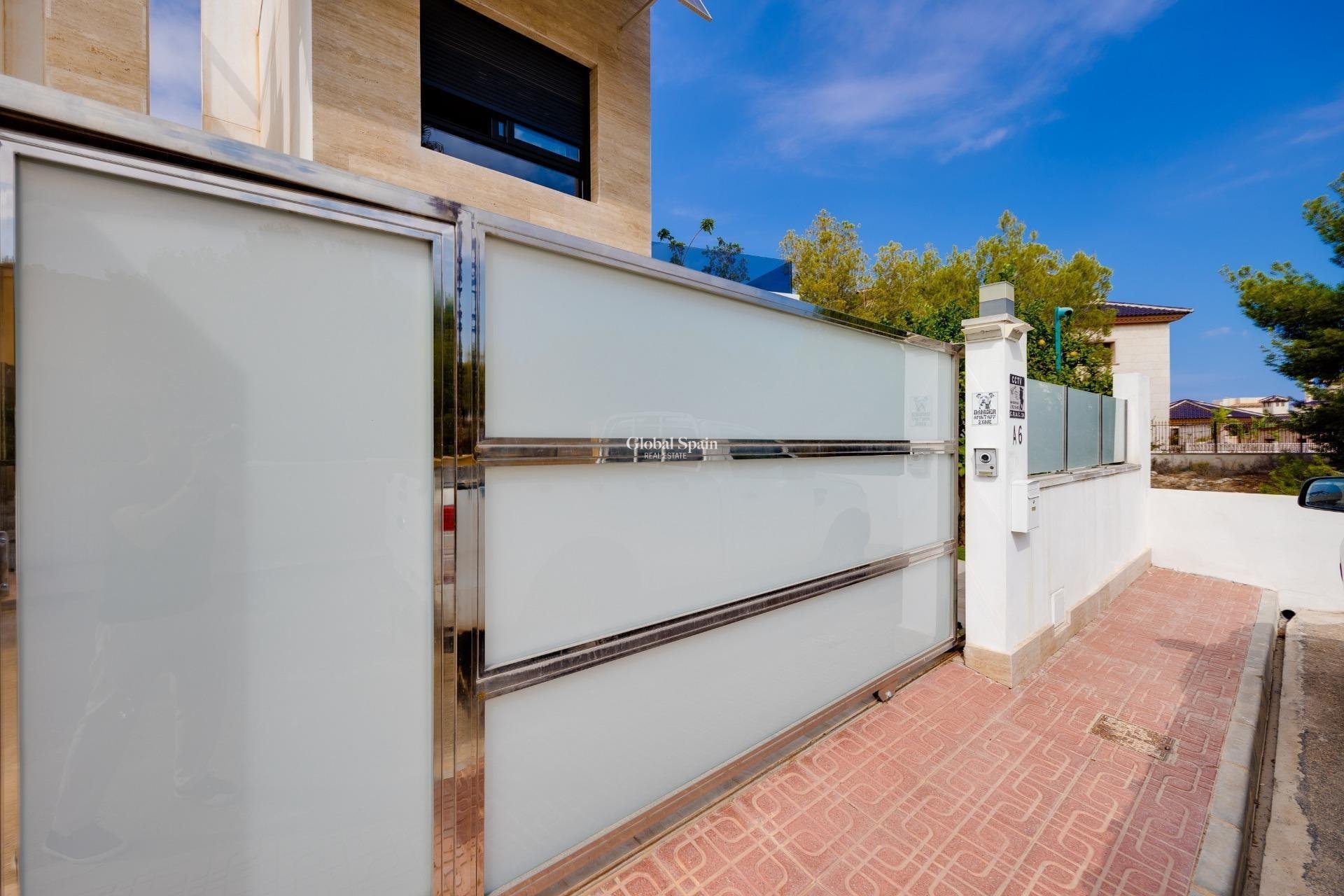 Resale - Villa -
ORIHUELA COSTA - VILLAMARTÍN