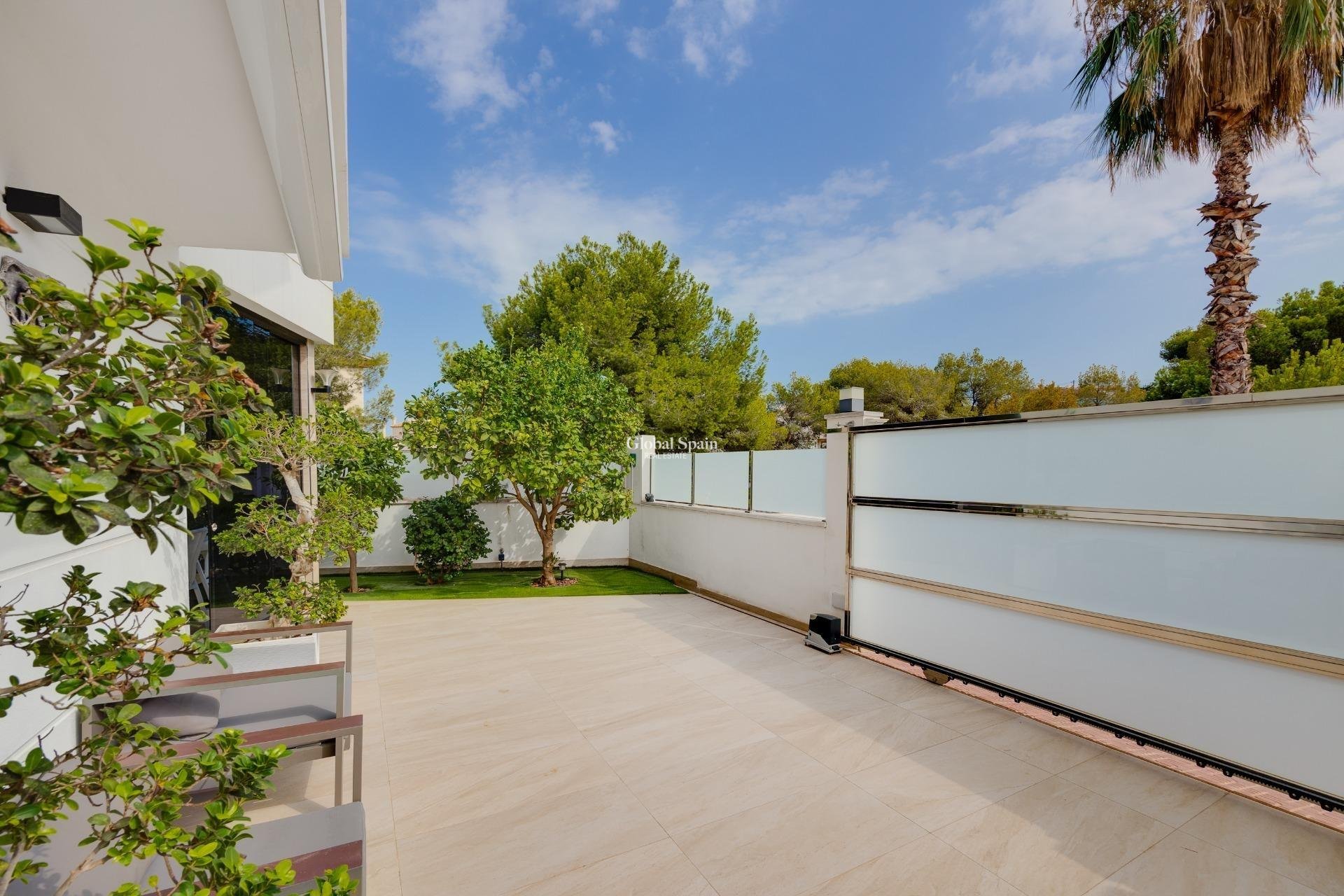 Resale - Villa -
ORIHUELA COSTA - VILLAMARTÍN