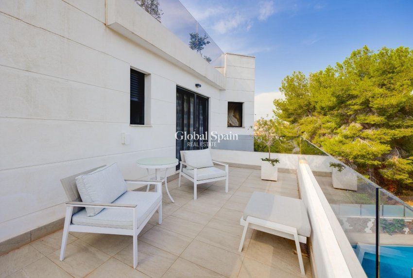 Resale - Villa -
ORIHUELA COSTA - VILLAMARTÍN
