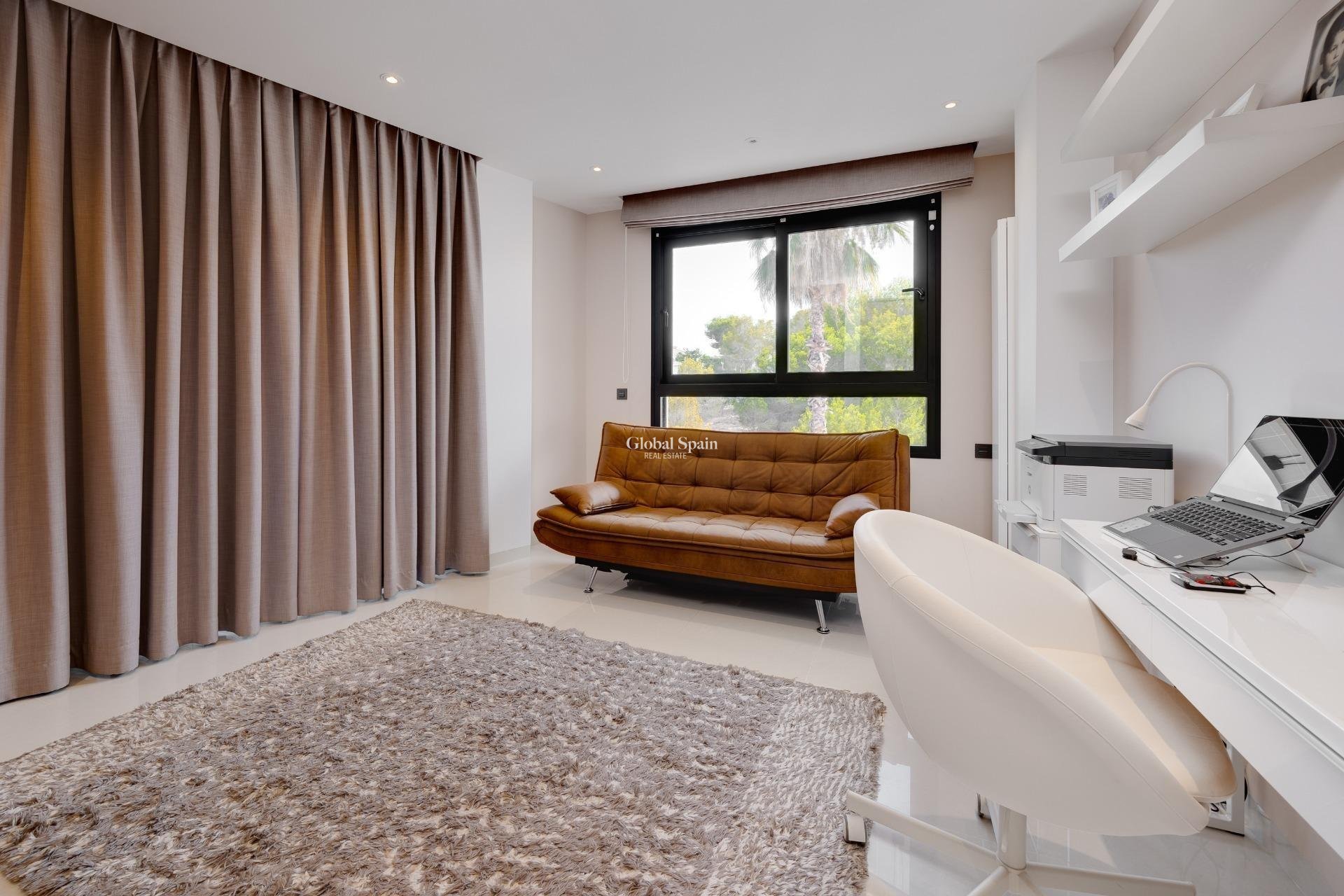 Resale - Villa -
ORIHUELA COSTA - VILLAMARTÍN