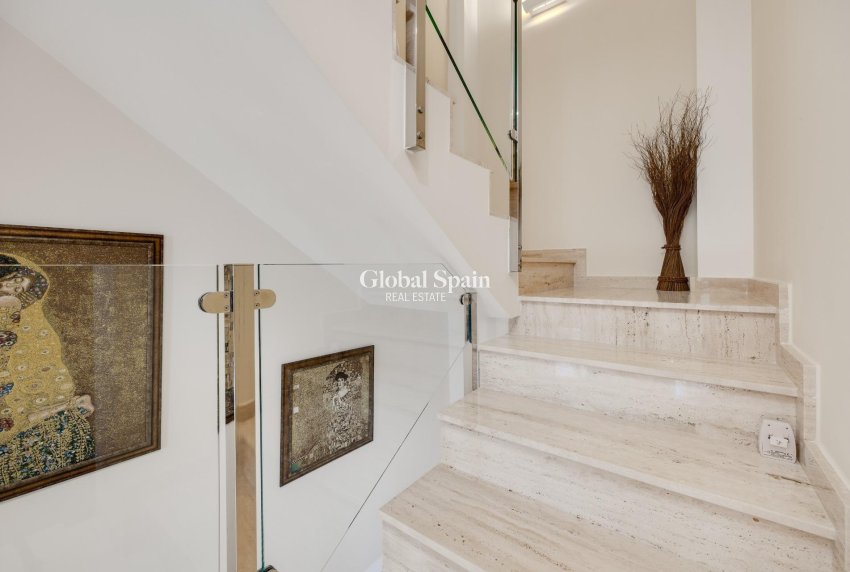 Resale - Villa -
ORIHUELA COSTA - VILLAMARTÍN