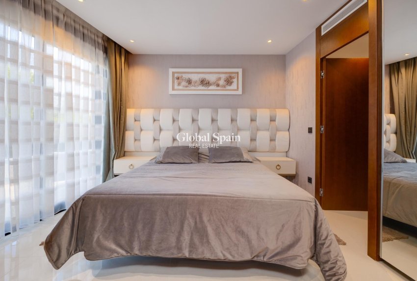 Resale - Villa -
ORIHUELA COSTA - VILLAMARTÍN