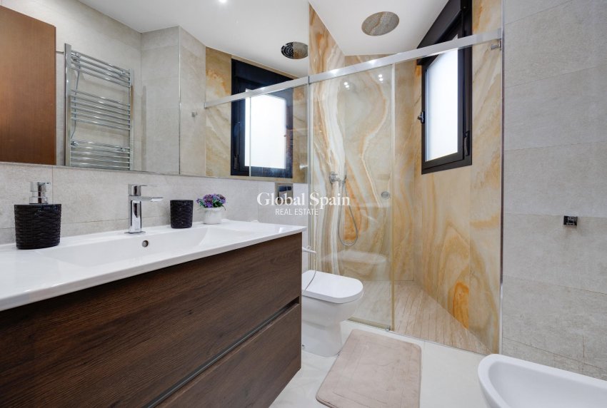 Resale - Villa -
ORIHUELA COSTA - VILLAMARTÍN