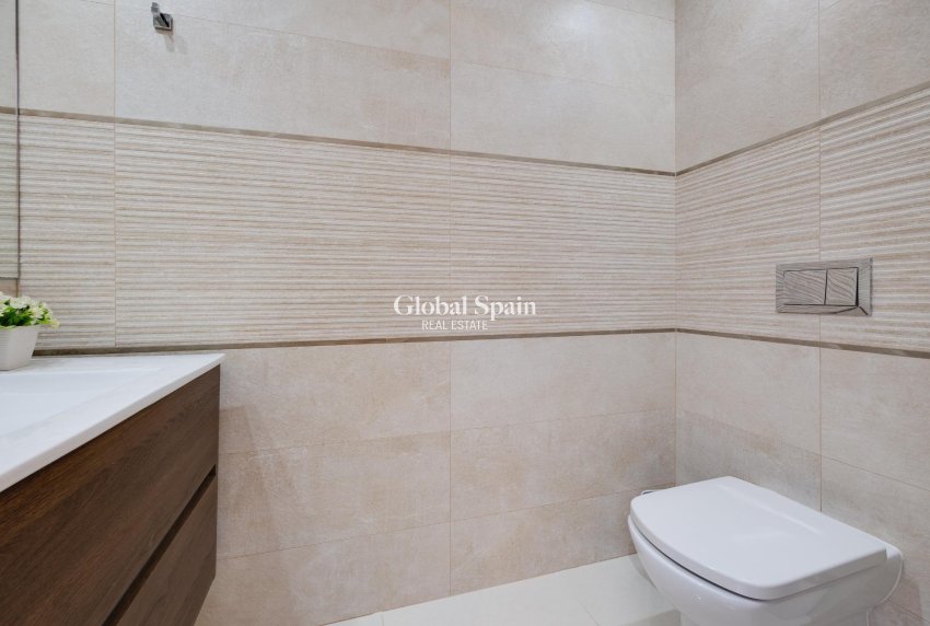 Resale - Villa -
ORIHUELA COSTA - VILLAMARTÍN