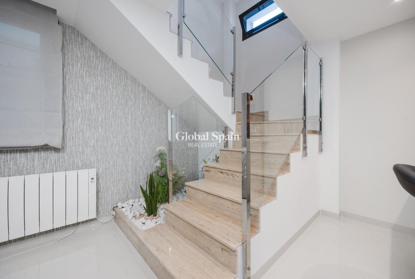 Resale - Villa -
ORIHUELA COSTA - VILLAMARTÍN