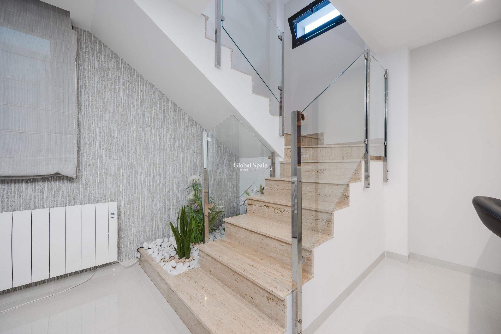 Resale - Villa -
ORIHUELA COSTA - VILLAMARTÍN