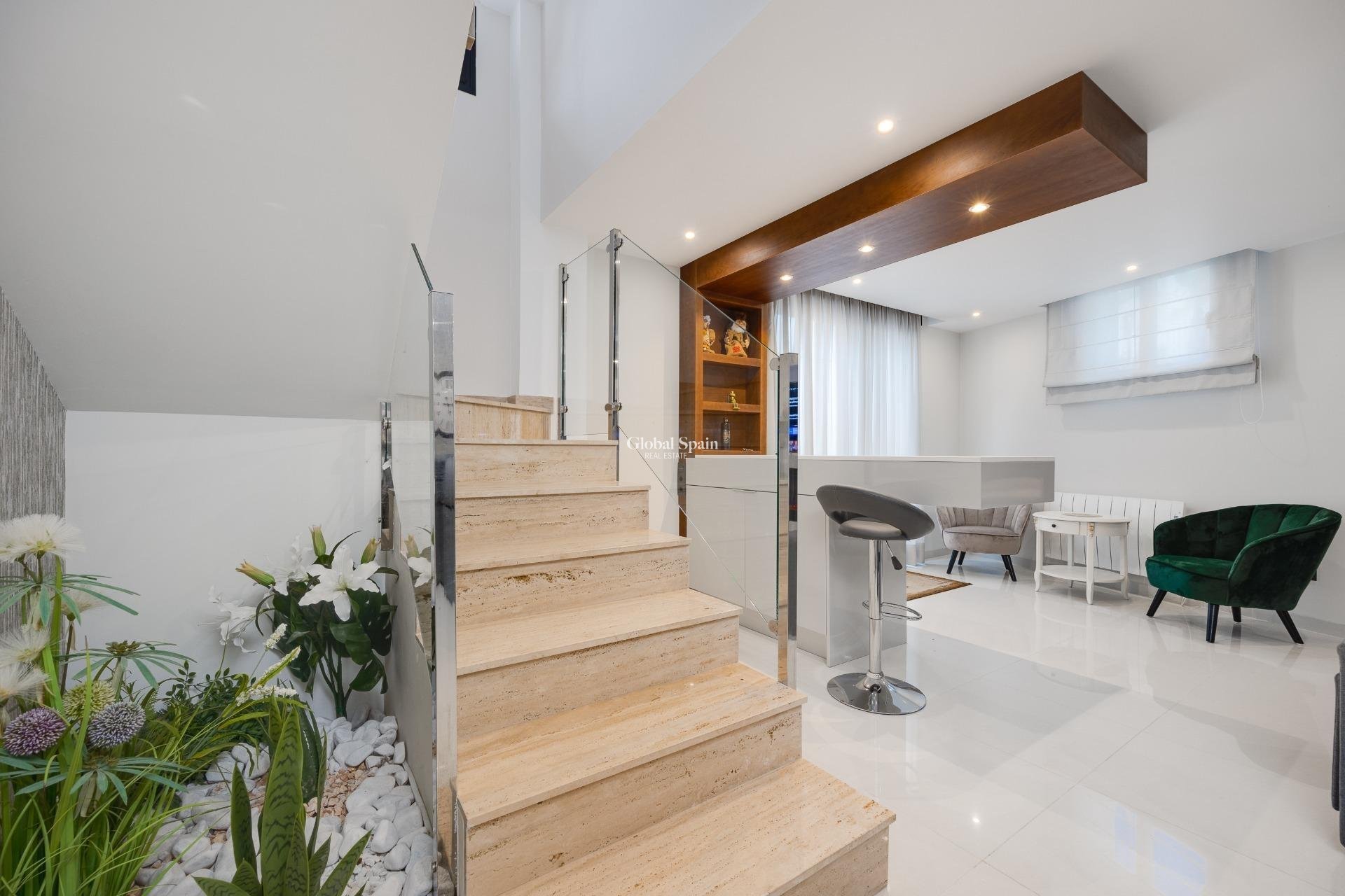 Resale - Villa -
ORIHUELA COSTA - VILLAMARTÍN