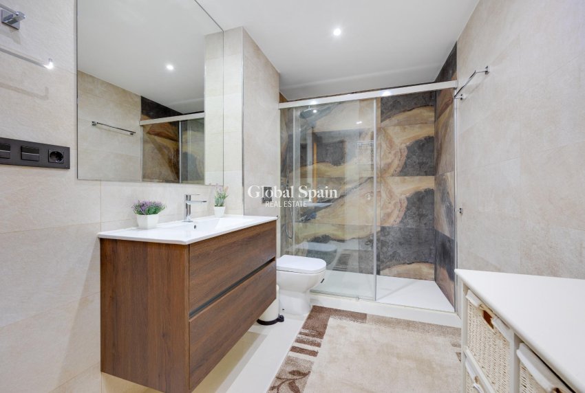 Resale - Villa -
ORIHUELA COSTA - VILLAMARTÍN