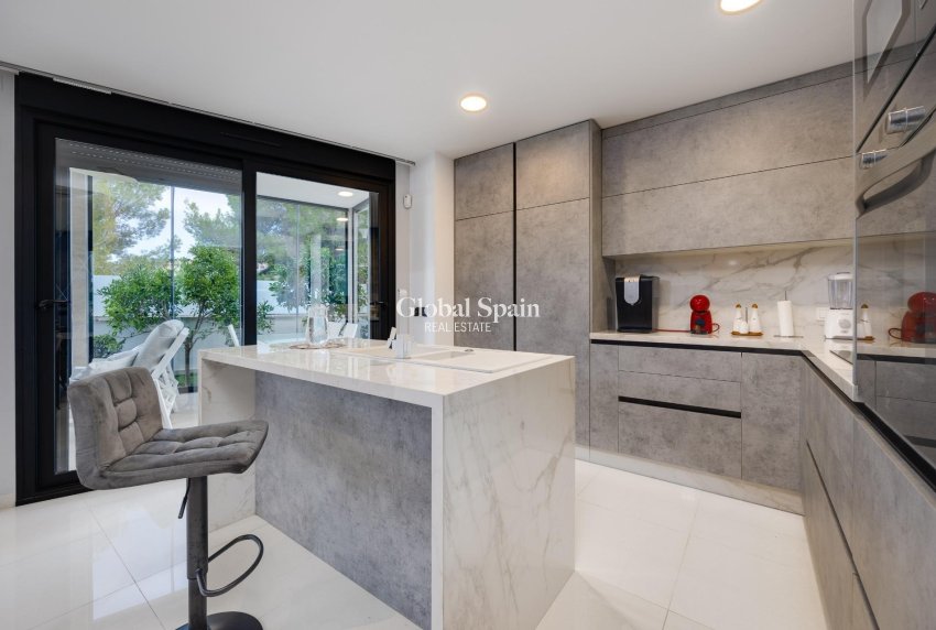 Resale - Villa -
ORIHUELA COSTA - VILLAMARTÍN