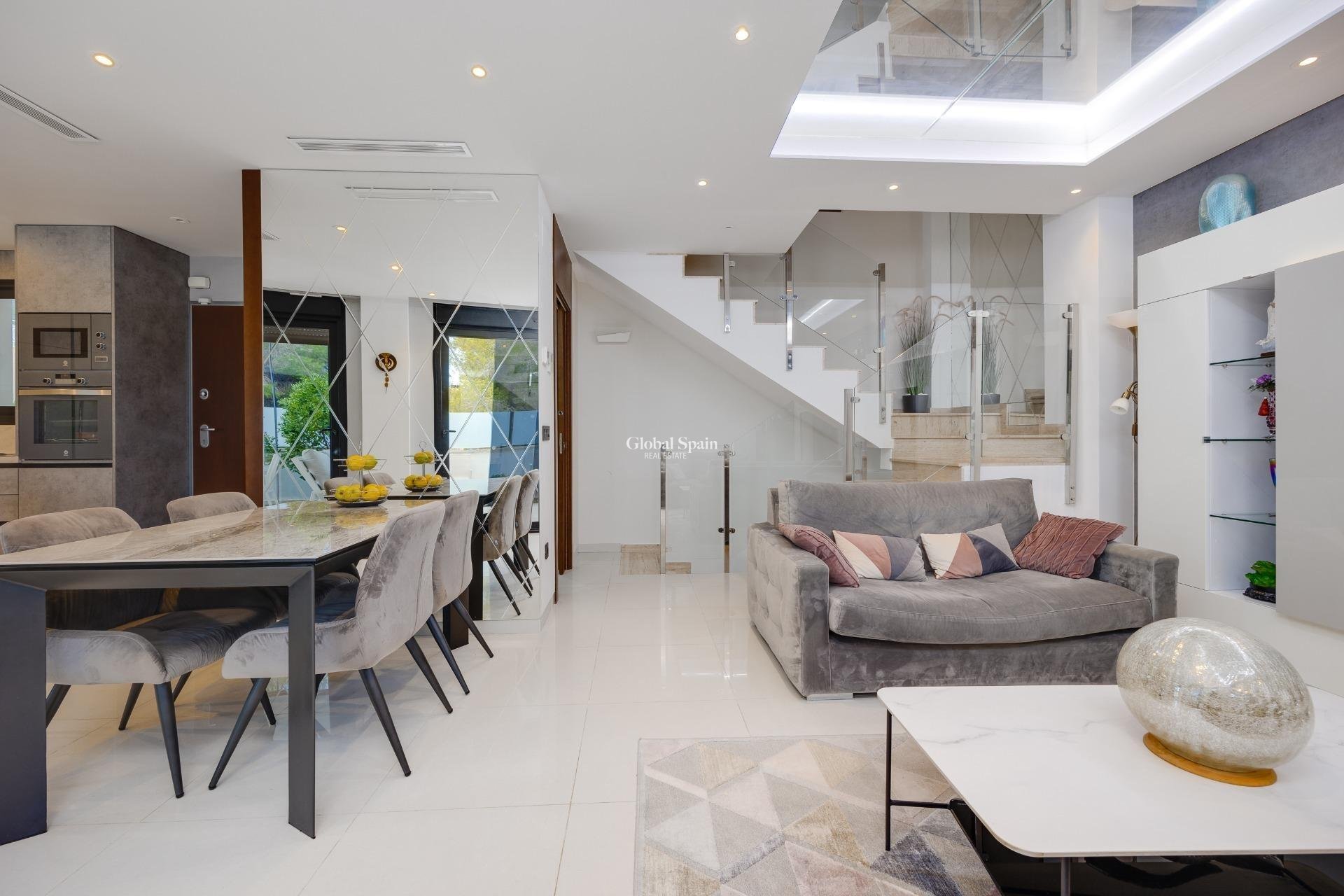 Resale - Villa -
ORIHUELA COSTA - VILLAMARTÍN