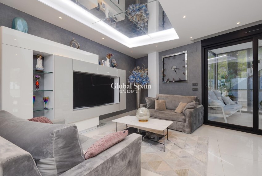 Resale - Villa -
ORIHUELA COSTA - VILLAMARTÍN