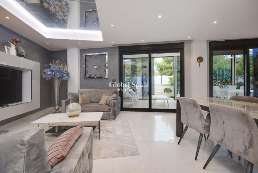 Resale - Villa -
ORIHUELA COSTA - VILLAMARTÍN