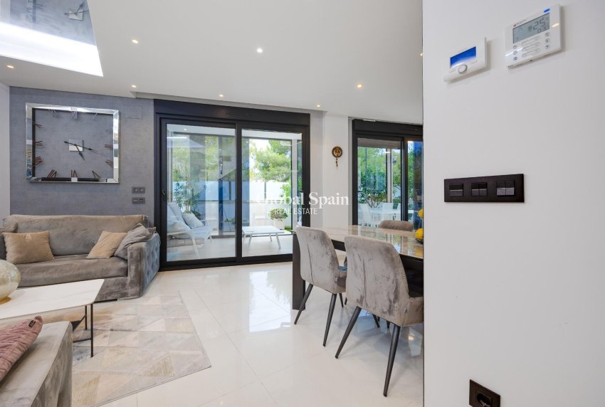 Resale - Villa -
ORIHUELA COSTA - VILLAMARTÍN