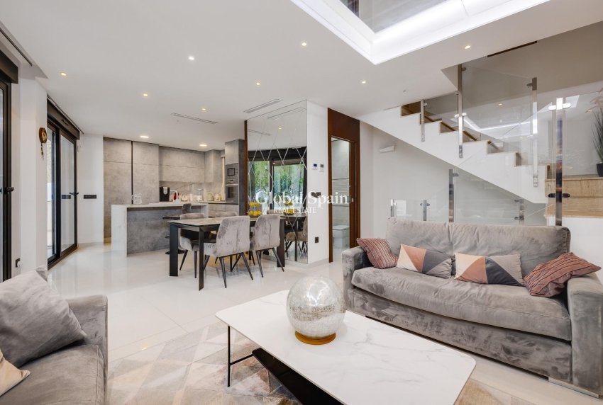 Resale - Villa -
ORIHUELA COSTA - VILLAMARTÍN