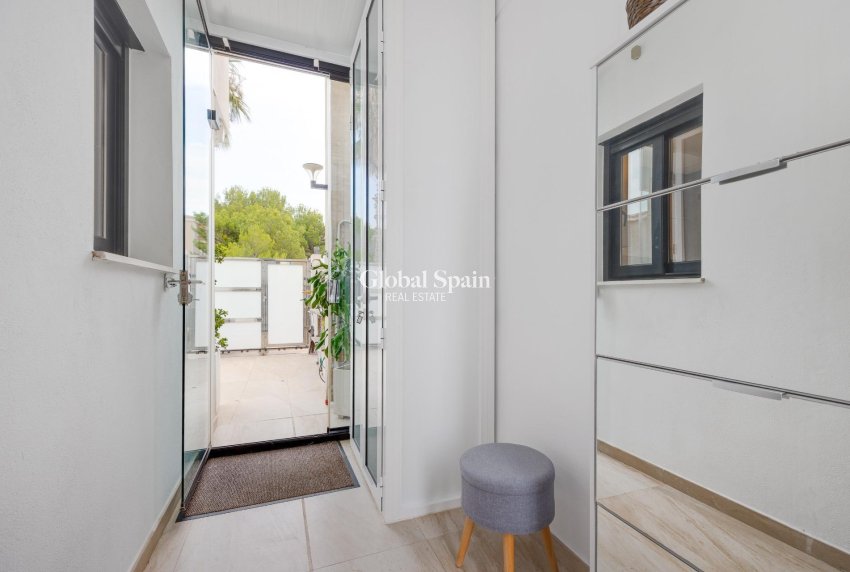 Resale - Villa -
ORIHUELA COSTA - VILLAMARTÍN