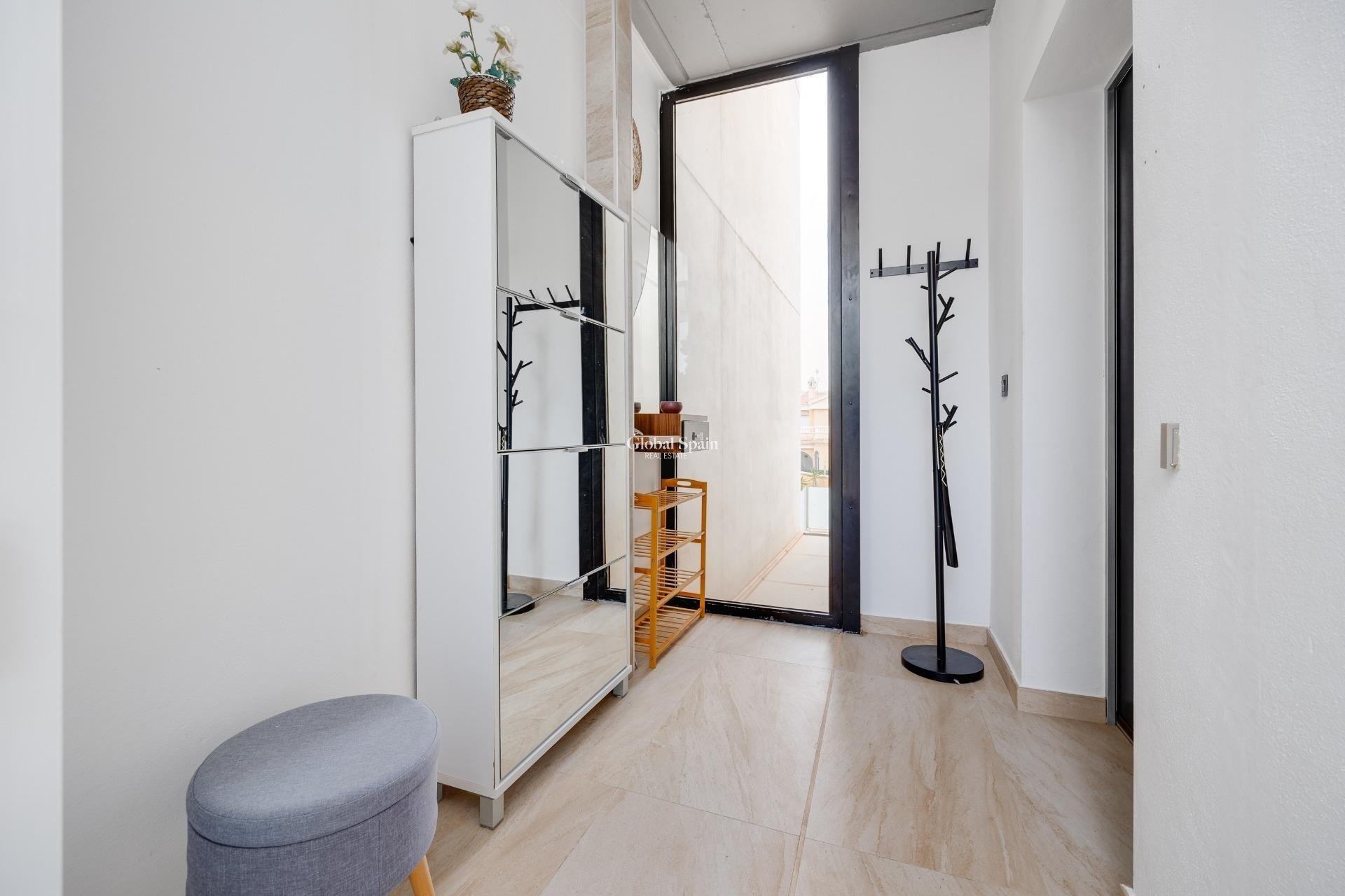 Resale - Villa -
ORIHUELA COSTA - VILLAMARTÍN