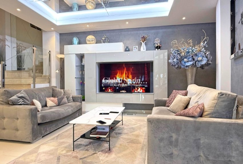 Resale - Villa -
ORIHUELA COSTA - VILLAMARTÍN