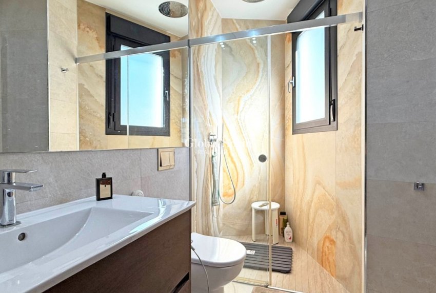 Resale - Villa -
ORIHUELA COSTA - VILLAMARTÍN