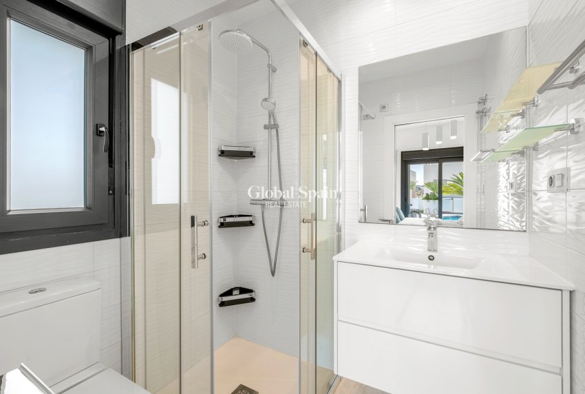 Resale - VILLA -
ORIHUELA COSTA - VILLAMARTÍN