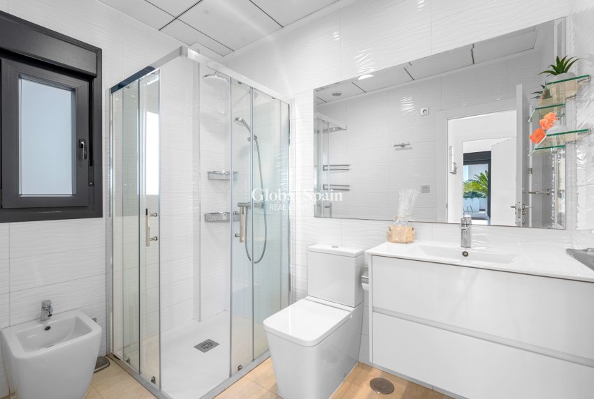 Resale - VILLA -
ORIHUELA COSTA - VILLAMARTÍN