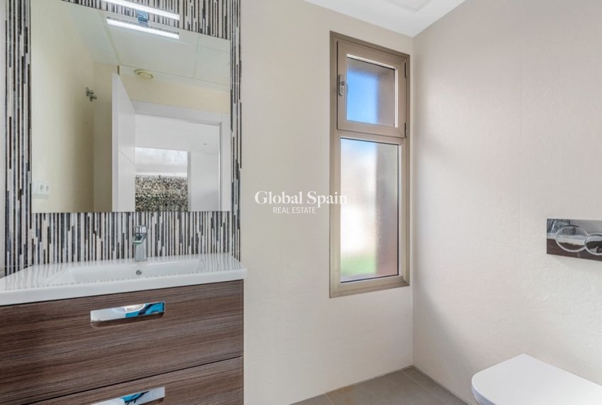 Resale - Villa -
ORIHUELA COSTA - VILLAMARTÍN