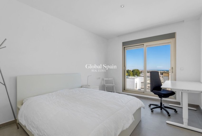 Resale - Villa -
ORIHUELA COSTA - VILLAMARTÍN