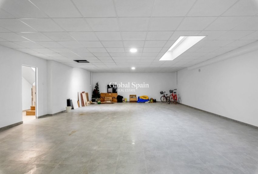 Resale - Villa -
ORIHUELA COSTA - VILLAMARTÍN