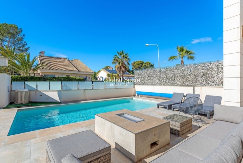 Resale - Villa -
ORIHUELA COSTA - VILLAMARTÍN