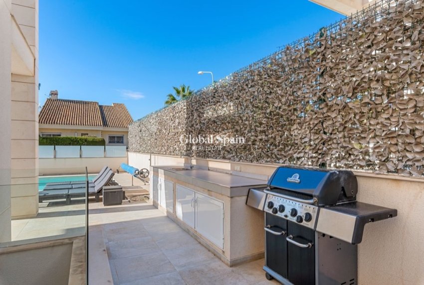 Resale - Villa -
ORIHUELA COSTA - VILLAMARTÍN