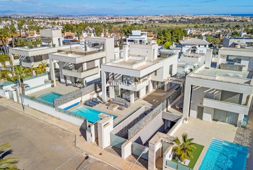 Resale - Villa -
ORIHUELA COSTA - VILLAMARTÍN