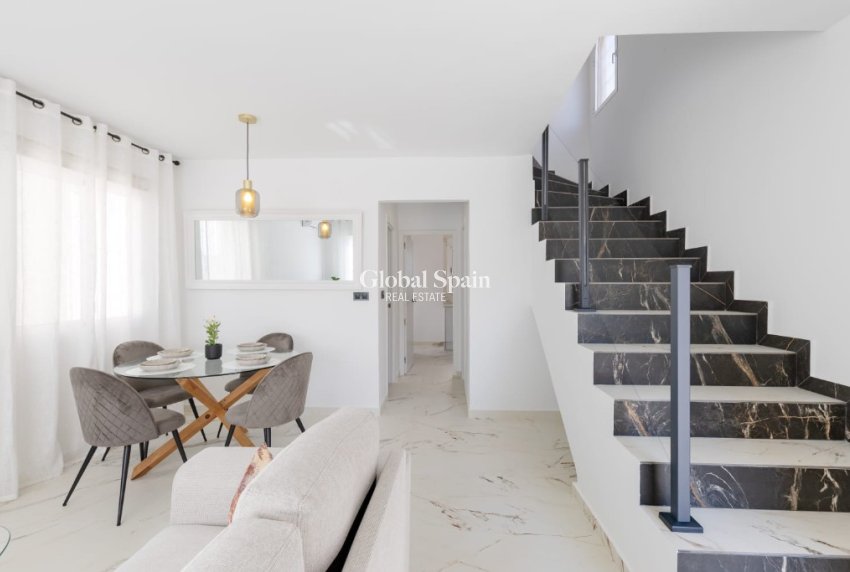 Resale - Villa -
ORIHUELA COSTA - VILLAMARTÍN