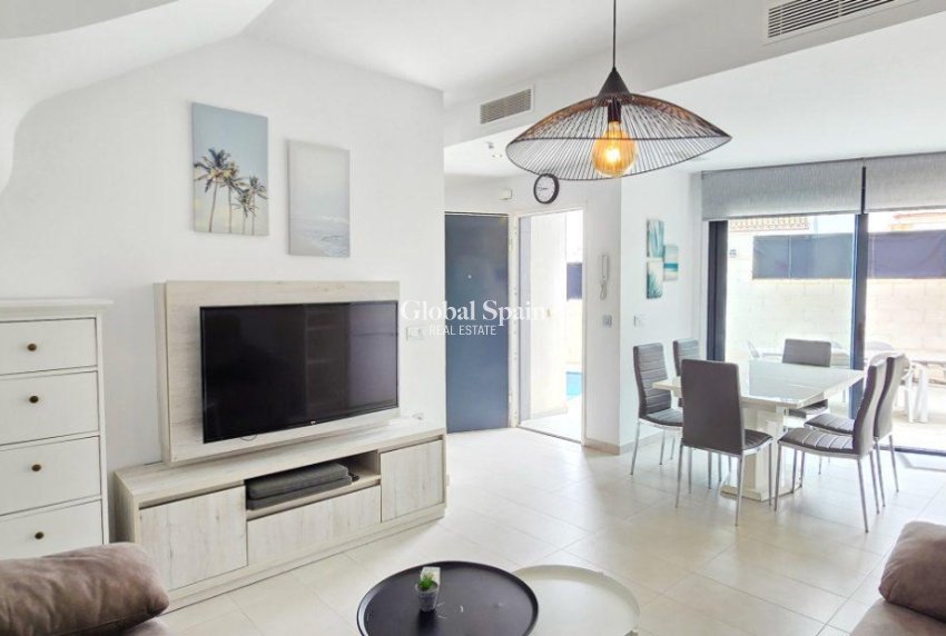 Resale - Villa -
ORIHUELA COSTA - VILLAMARTÍN