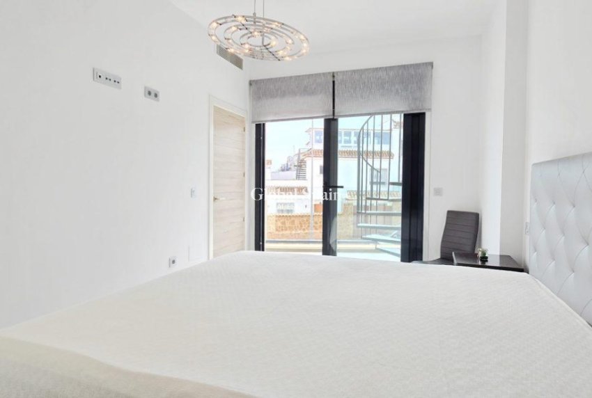 Resale - Villa -
ORIHUELA COSTA - VILLAMARTÍN