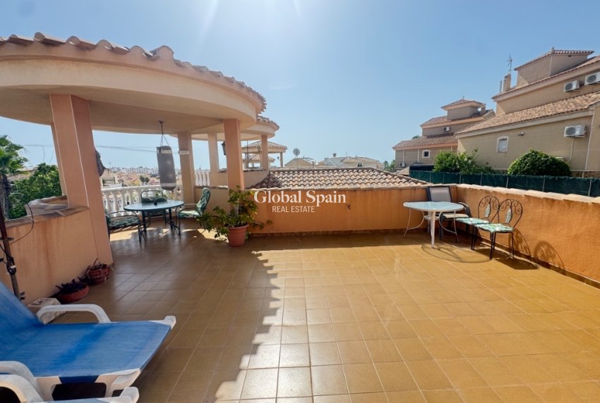 Resale - Villa -
ORIHUELA COSTA - VILLAMARTÍN