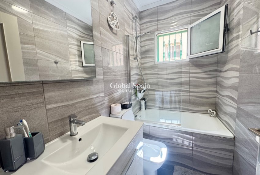 Resale - Villa -
ORIHUELA COSTA - VILLAMARTÍN