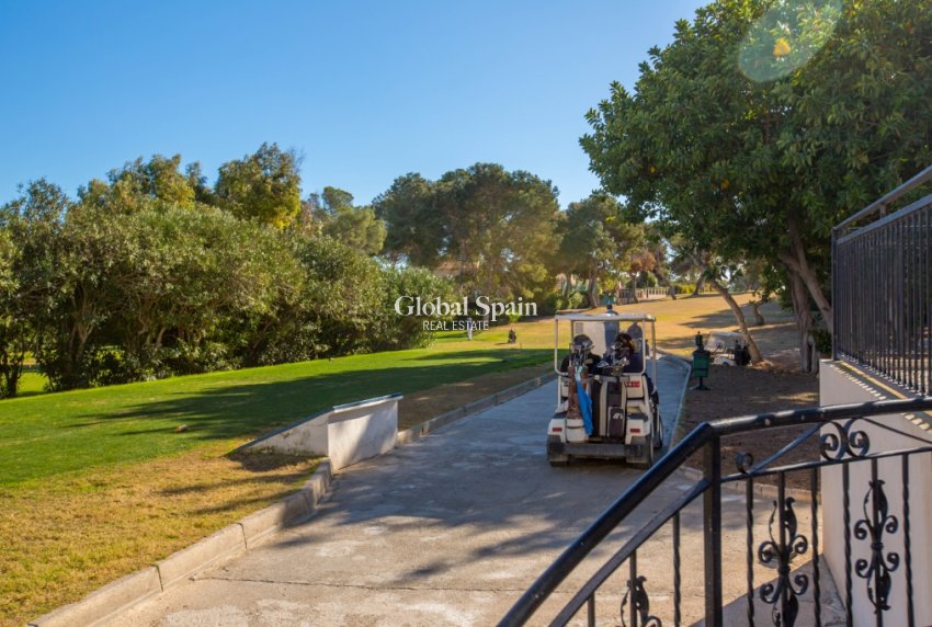 Resale - Villa -
ORIHUELA COSTA - VILLAMARTÍN