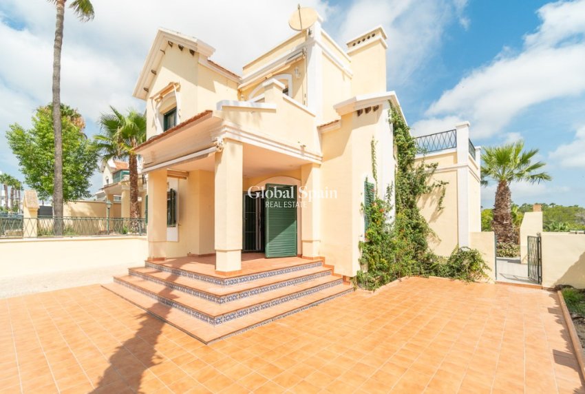 Resale - Villa -
ORIHUELA COSTA - VILLAMARTÍN