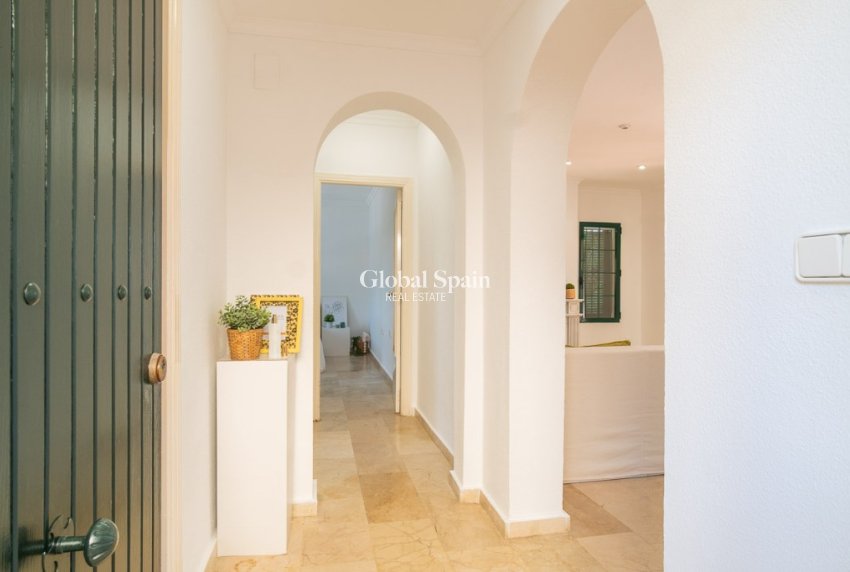 Resale - Villa -
ORIHUELA COSTA - VILLAMARTÍN