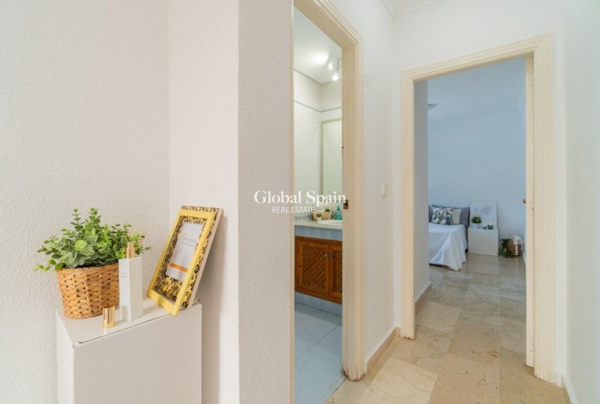 Resale - Villa -
ORIHUELA COSTA - VILLAMARTÍN