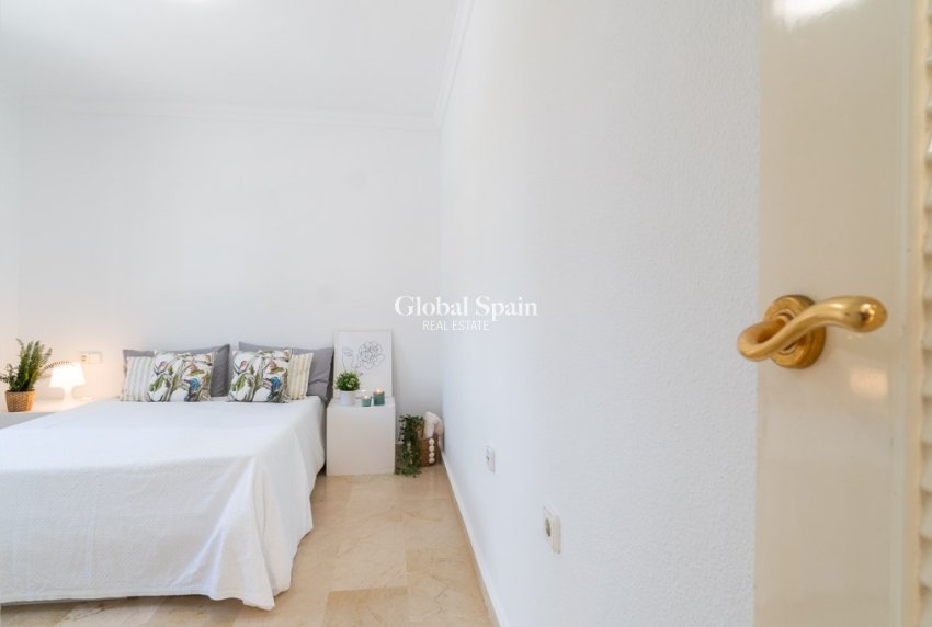 Resale - Villa -
ORIHUELA COSTA - VILLAMARTÍN