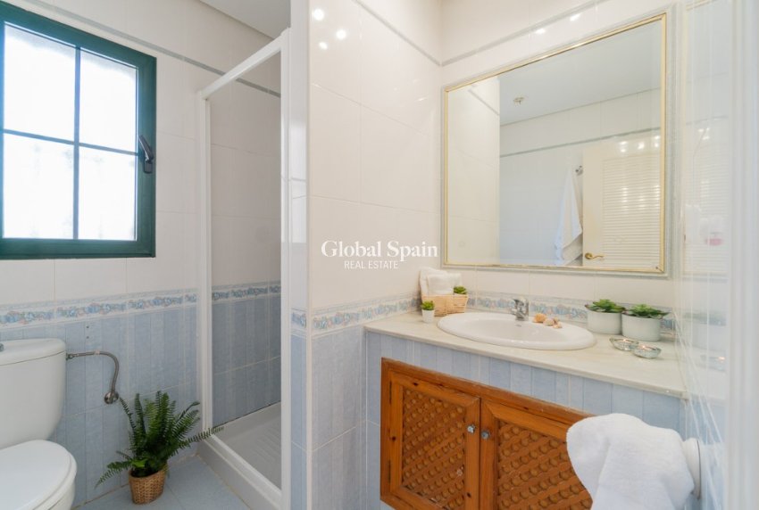 Resale - Villa -
ORIHUELA COSTA - VILLAMARTÍN