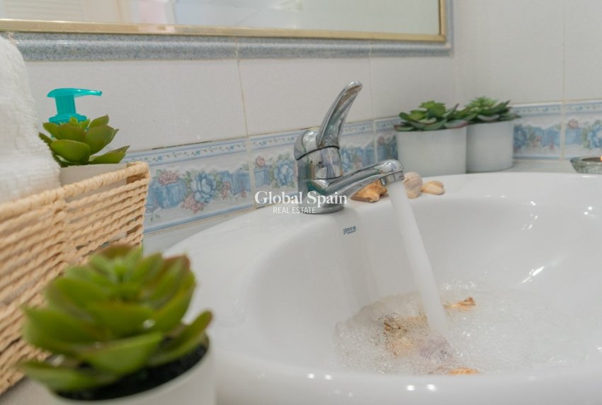 Resale - Villa -
ORIHUELA COSTA - VILLAMARTÍN