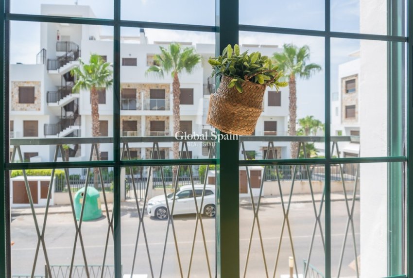 Resale - Villa -
ORIHUELA COSTA - VILLAMARTÍN