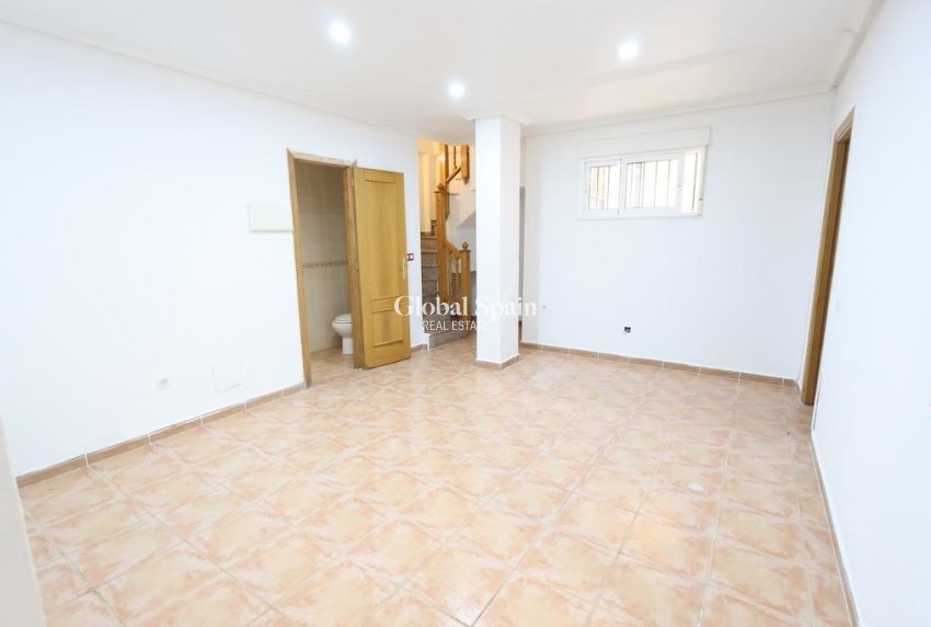 Resale - VILLA -
ORIHUELA COSTA - VILLAMARTÍN
